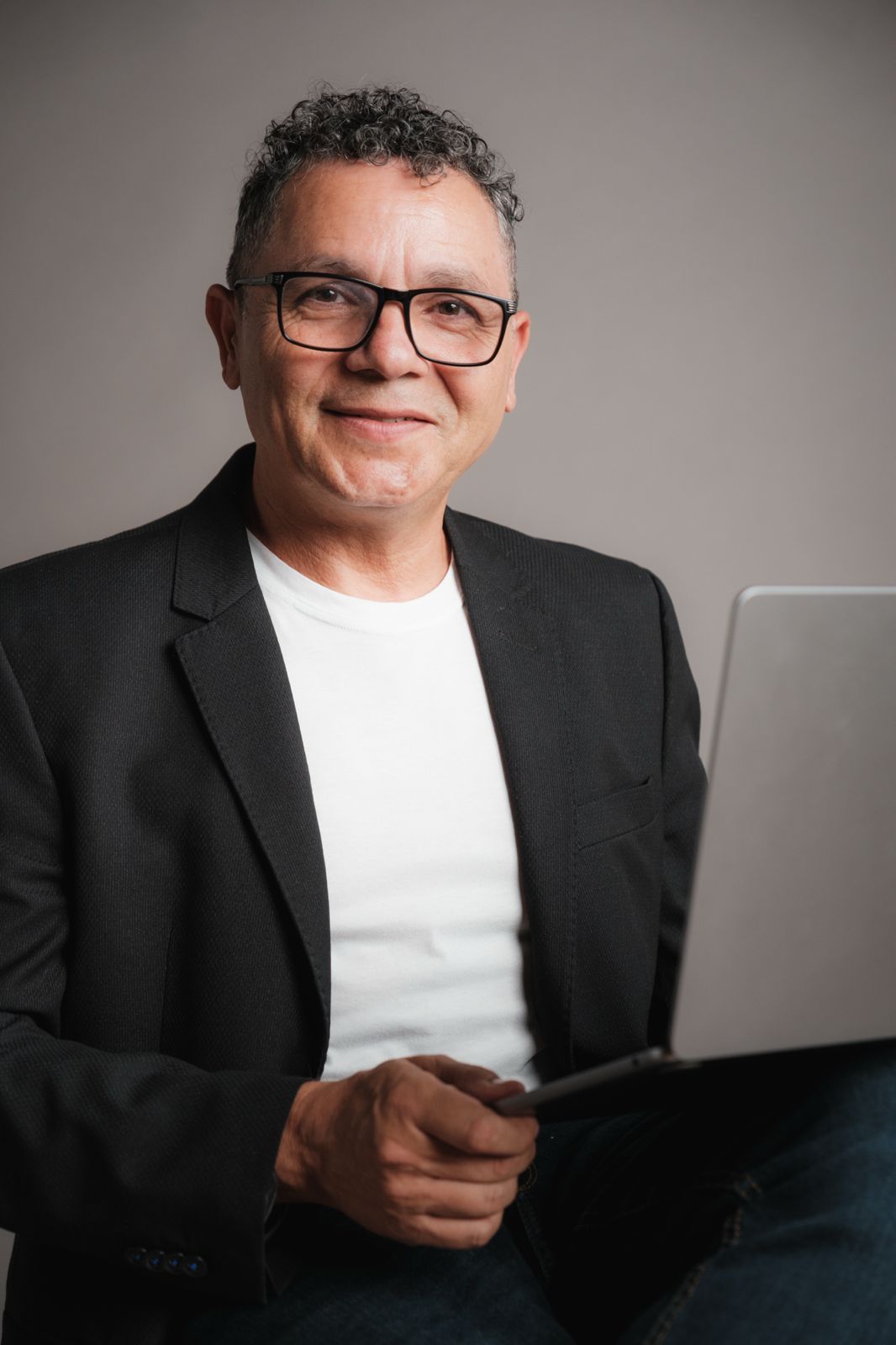 João Almeida, jornalista, com notebook